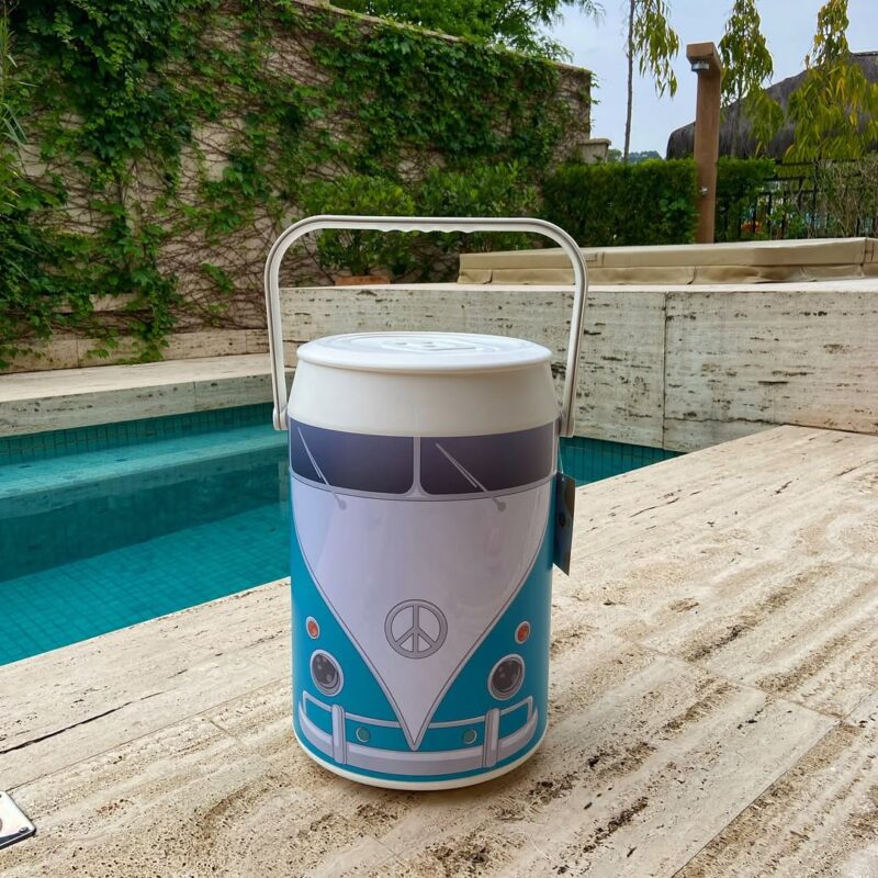 ⛵ Cooler Veleiro – Kombi para Suas Aventuras! ⛵Com capacidade para 42 latas + gelo, o Cooler Veleiro da coleção Empório Retrô combina design vintage e praticidade para deixar suas bebidas sempre geladas, s